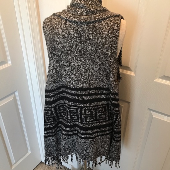 Sweater vest with Aztec detailing - Picture 4 of 7